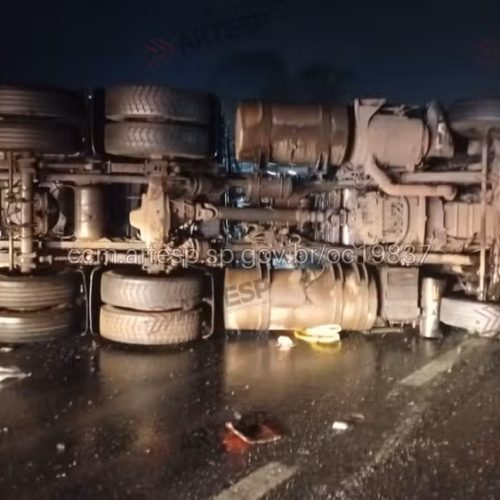 Acidente com três carretas bloqueia Anhanguera e provoca congestionamento em Pirassununga