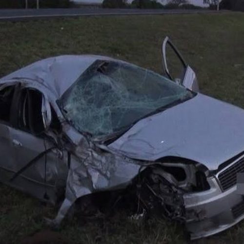 Carro capota na Rodovia Anhanguera após colidir com caminhão canavieiro