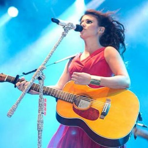 Paula Fernandes se apresenta pela primeira vez em Leme