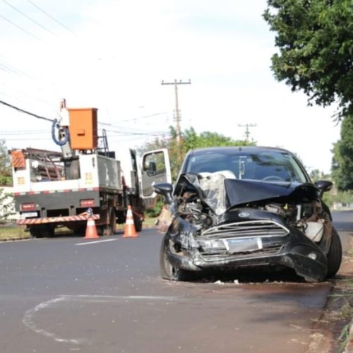 Mulher fica ferida após carro atingir poste na zona Norte de Ribeirão Preto
