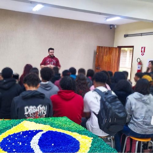 Diretoria de Saúde de de Santa Rosa de Viterbo promove palestra sobre prevenção ao uso de álcool e drogas em escola