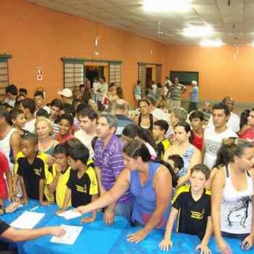 Depto. de Esportes entrega os novos uniformes do Programa Atletas do Futuro