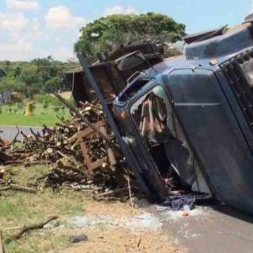 Caminhão carregado de madeira tomba na Rodovia Zéquinha de Abreu