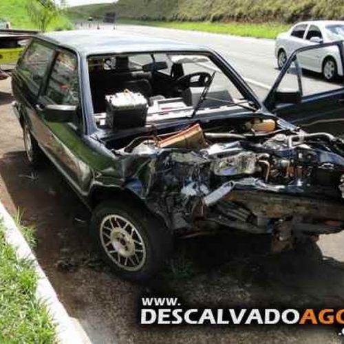 Carros colidem de frente na SP-215, trecho de Descalvado