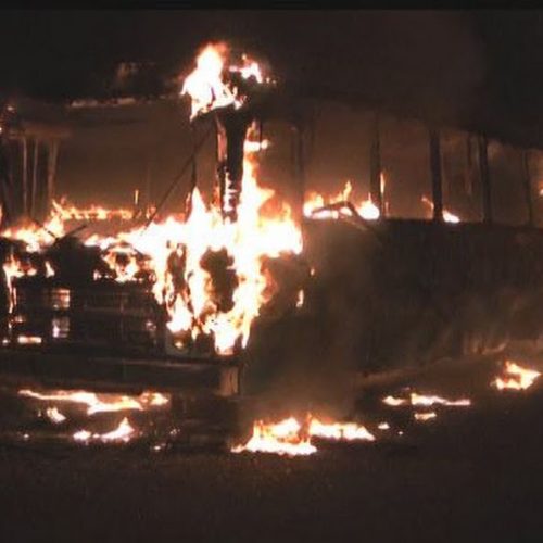 Leme vive segunda noite de violência
