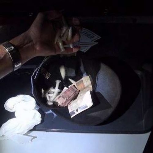 Policiais da ROCAM localizam 58 tubetes de cocaína e réplica de arma de fogo