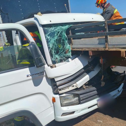 Acidente entre caminhões deixa motorista preso na cabine em Ribeirão Preto