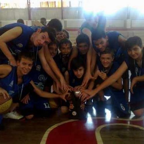 Basquete de Porto Ferreira levanta a taça de vice-campeão da Copa Difusão