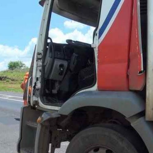 Motorista fica preso nas ferragens em acidente ocorrido na Rodovia Anhanguera