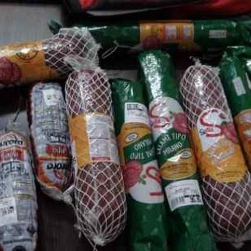 Homem é preso em flagrante após furtar peças de salame de supermercado
