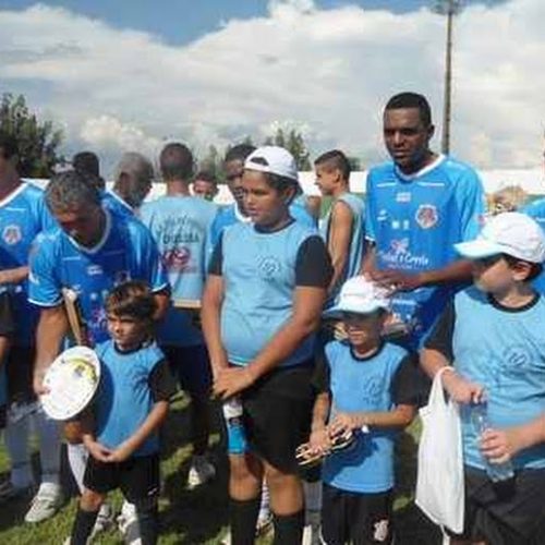 Garotada do Projeto Nota 10 presente no jogo Amigos do Bem x Palmeirinha