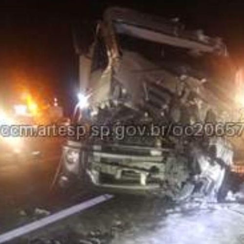 Motorista morre após caminhão atingir traseira de outro na SP-340, em Casa Branca