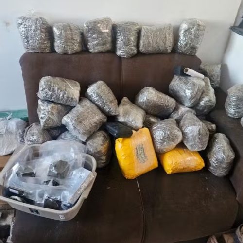 PM encontra ‘casa bomba’ com quase 250 kg de drogas após denúncia em Araraquara.