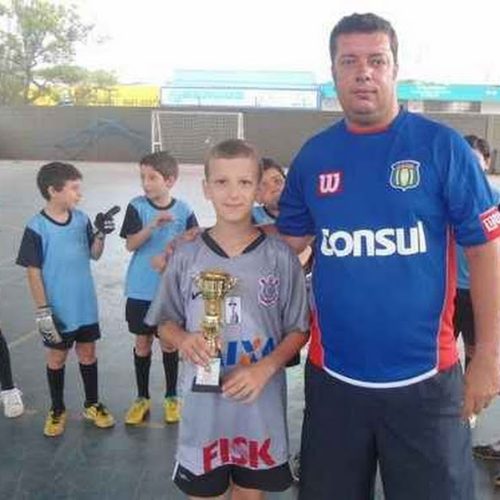 Projeto Garoto e Garota Nota 10 premiou alunos com melhores notas escolares