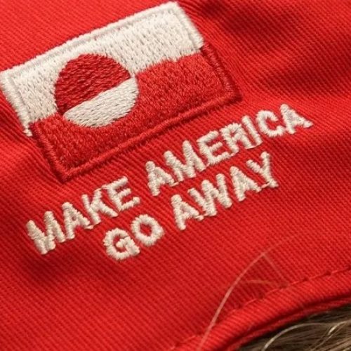 Boné “Make America Go Away” se espalha em protestos contra Trump na Europa