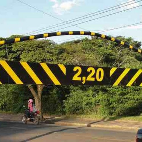 Veículo choca-se contra limitador de altura da ponte metálica