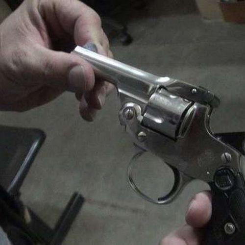 Servente de pedreiro é preso por porte ilegal de arma de fogo na Vila Nova