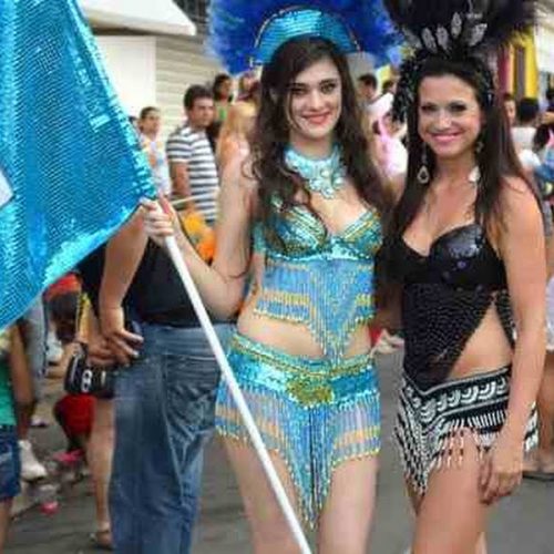 População e foliões comparecem ao desfile oficial do Porto Folia 2013