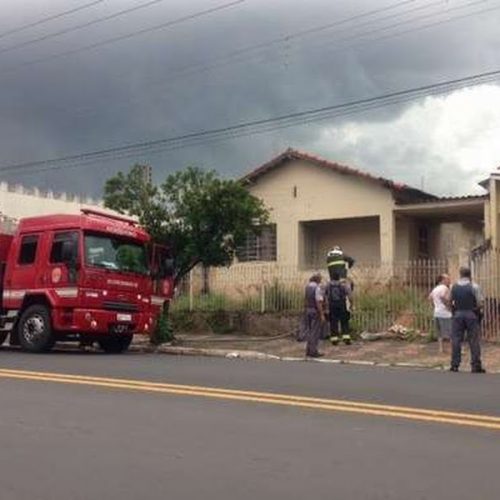 Bombeiros de Porto Ferreira controlam inícío de incêndio em casa abandonada