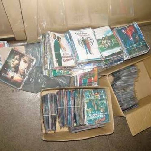 Polícia apreende 114 CDs e 756 DVDs piratas no centro da cidade