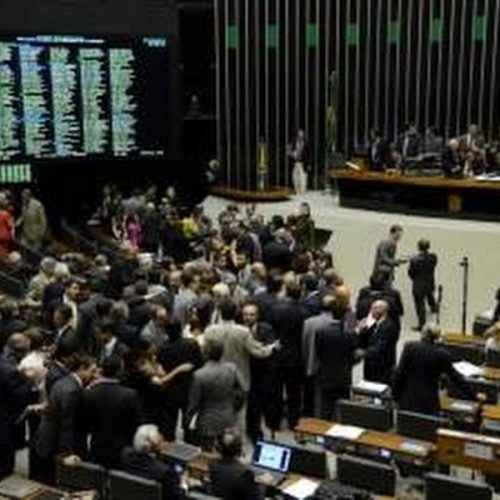 Câmara acaba com pagamento do 14º e 15º salários de parlamentares