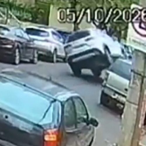 Idoso de 89 anos fica ferido após carro tombar na zona Sul de Ribeirão Preto