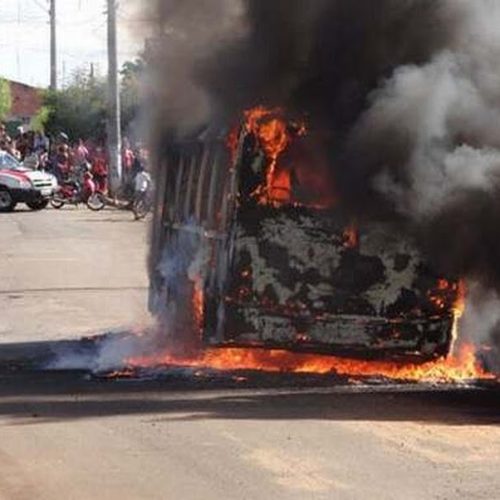 Leme: Ônibus é incendiado no Jardim Imperial