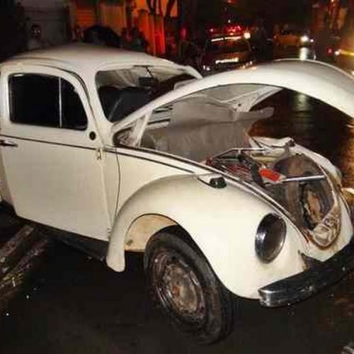 Carro choca-se contra caminhão estacionado na área central de Porto Ferreira