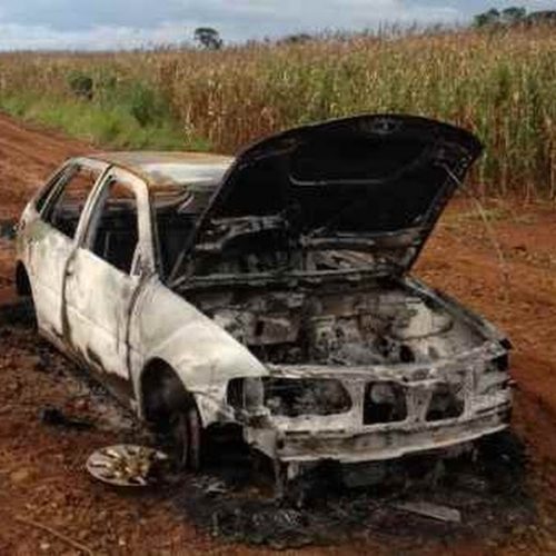 Veículo roubado é localizado incendiado na zona rural de Porto Ferreria