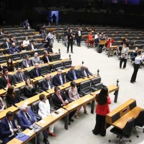 Hugo Motta encaminha à CCJ PEC que propõe acabar com a jornada 6×1 de trabalho