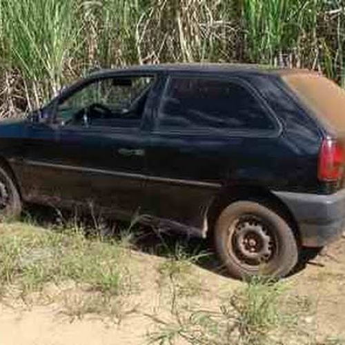 PM localiza carro roubado abandonado em canavial na estrada do Brejão
