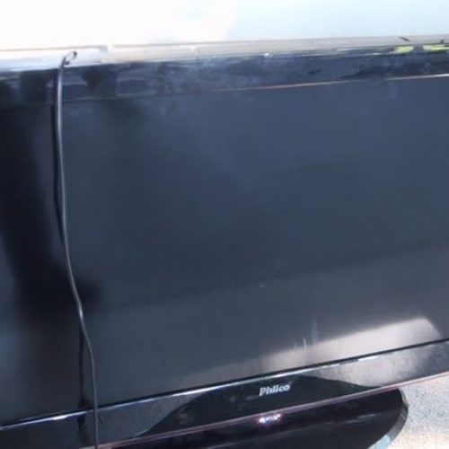 Suspeita é presa por posse de um televisor roubado