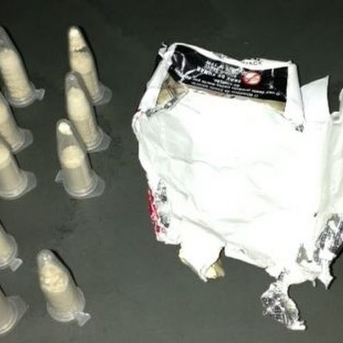 PM localiza nove pinos com cocaína no Jardim Bela Vista