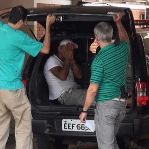 Homem é preso por receptação de veículo roubado e posse ilegal de arma de fogo