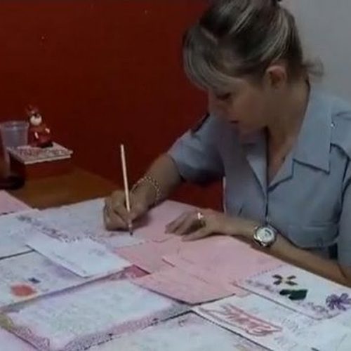 Demonstração de carinho dos alunos do PROERD para a SD PM Cíntia