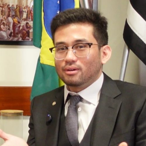 Deputado Kim Kataguiri defende que Bolsonaro cumpra pena na cadeia e vá ao hospital quando necessário