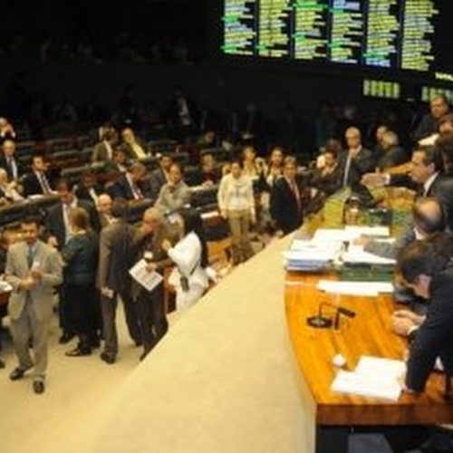 Depois de pressão popular, Câmara rejeita PEC 37