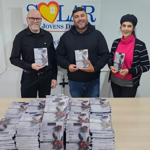 AFEALC doa 300 exemplares de livro ao SOLAR para auxiliar na arrecadação de recursos