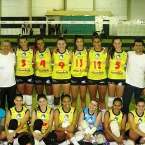 Time adulto feminino de vôlei perde para São Carlos