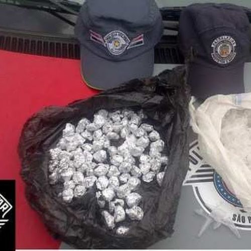 PM e GCM localizam 86 invólucros contendo maconha no bairro Cristo Redentor