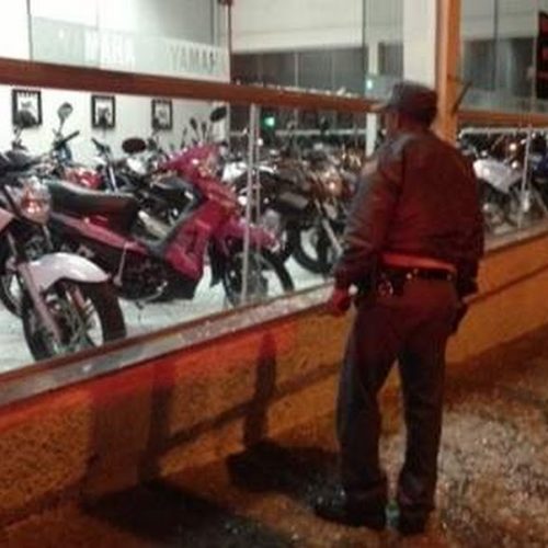 Vidro de estabelecimento comercial é atingido por pedra