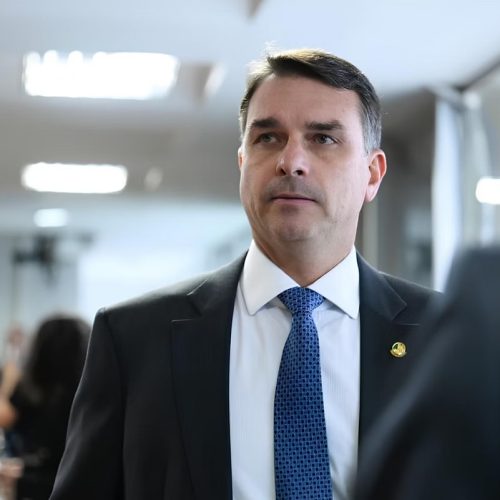 Flávio Bolsonaro se reúne com Moraes para pedir prisão domiciliar ao pai ex-presidente Jair Bolsonaro