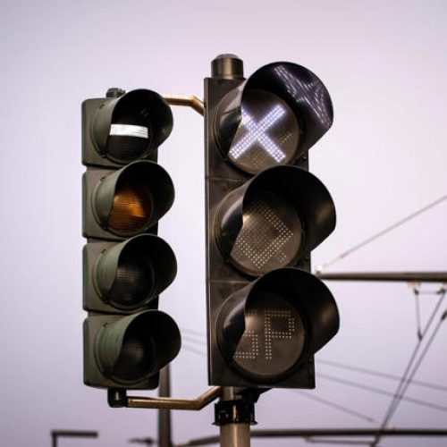 Uma nova cor no trânsito: pesquisadores propõem luz branca nos semáforos para carros autônomos