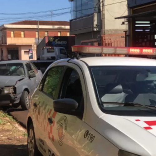 Carro bate em poste e deixa homem ferido