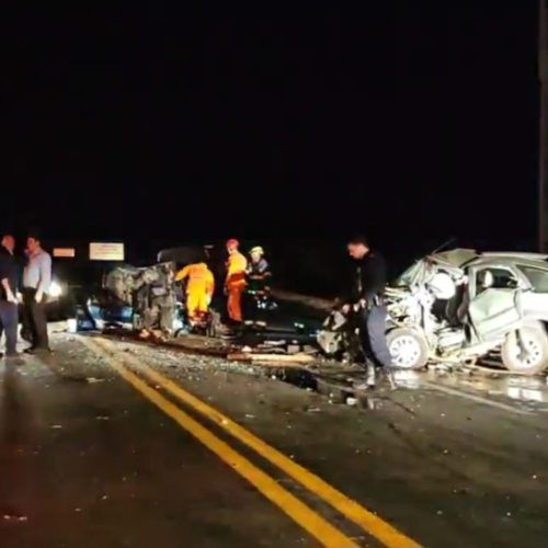 Acidente entre carros e moto deixa 8 mortos
