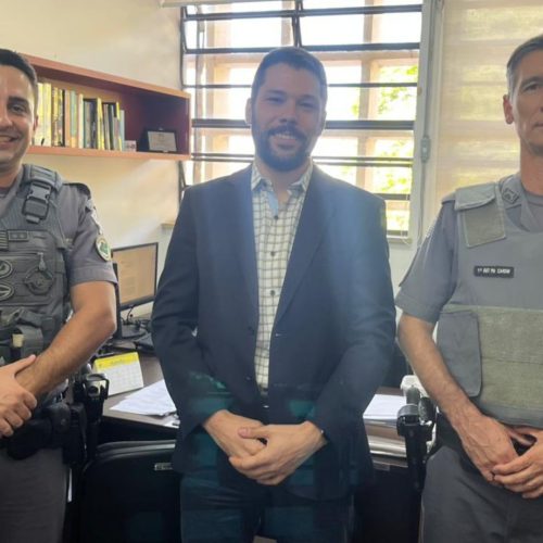 Polícia Militar entrega convite do Proerd em visita ao fórum de Santa Rita do Passa Quatro