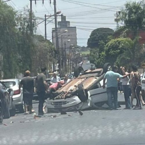 Fiat Palio capota em rua de Descalvado e mobiliza atendimento de emergência