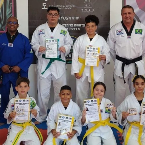 Alunos avançam de faixa em cerimônia da Academia Osni Martins de Taekwondo de Porto Ferreira