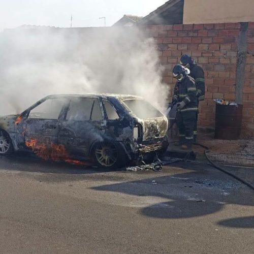 Mulher é presa após incendiar carro do companheiro durante discussão em Matão
