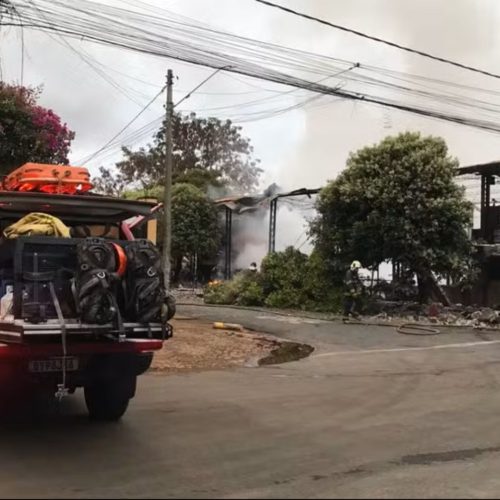 Incêndio destrói galpão de reciclagem